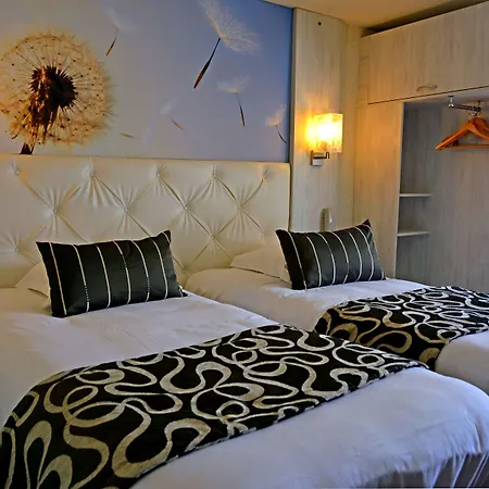Hotel Logis - Hotel & Restaurant Des Lacs Paris Sud 3*