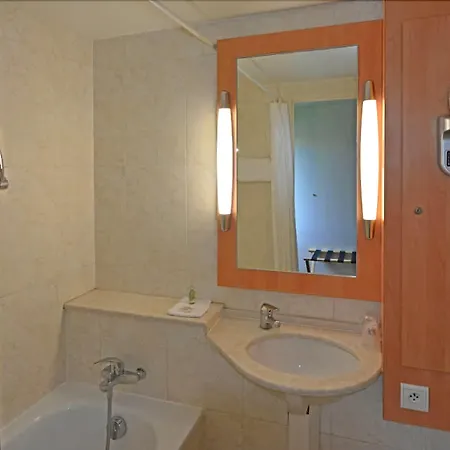 Logis - & Restaurant Des Lacs Paris Sud Hotel