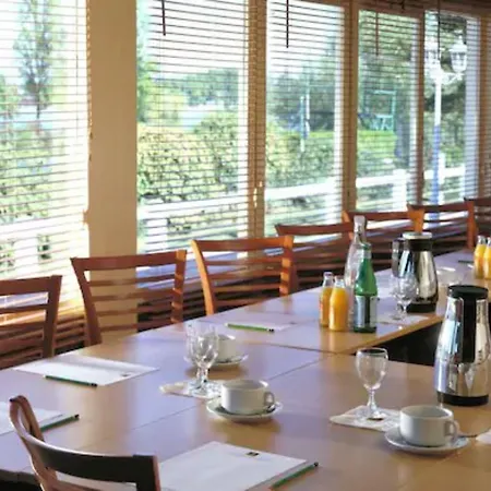 Logis Des Lacs Paris Sud Hotell