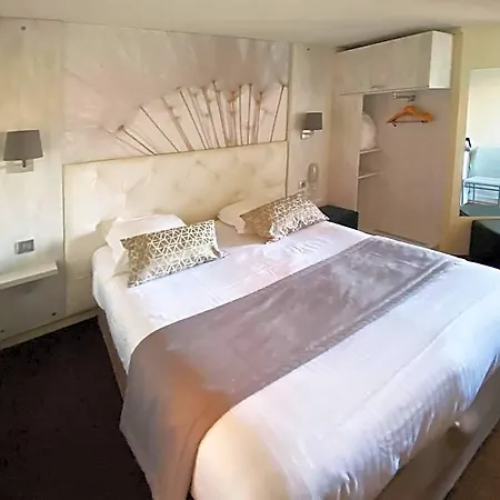 Logis - & Restaurant Des Lacs Paris Sud Hotel
