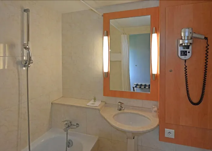 Logis Des Lacs Paris Sud Hotel