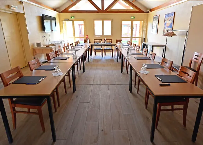 Logis Des Lacs Paris Sud 3*
