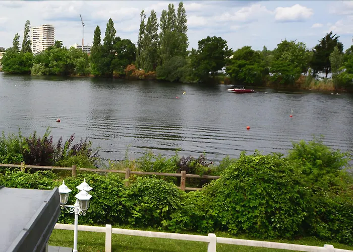Hotel Logis Des Lacs Paris Sud 3*