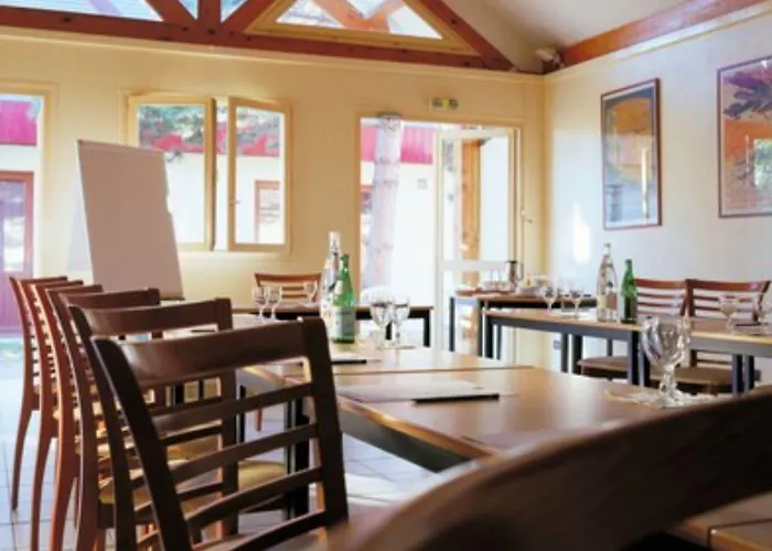 Logis Des Lacs Paris Sud Hotel 3*