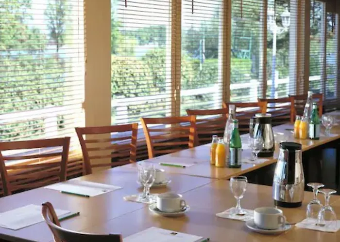 Logis Des Lacs Paris Sud Hotel